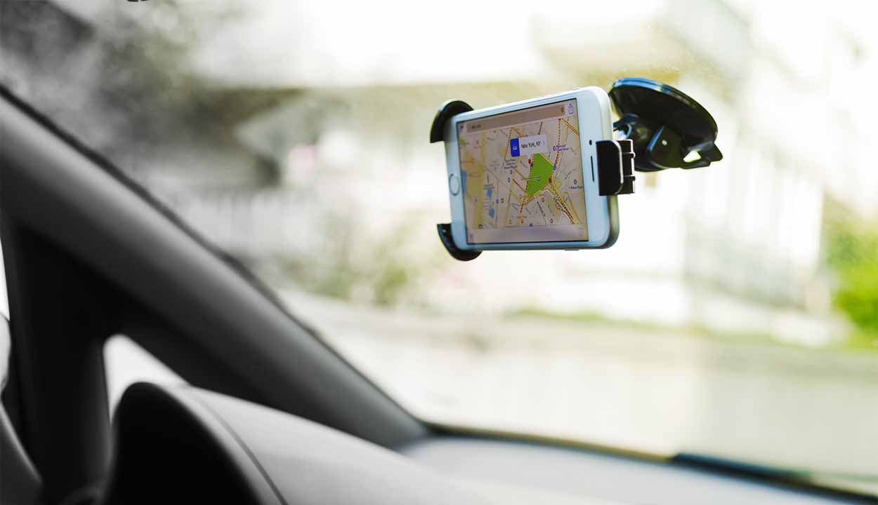 Interior de um carro com o celular em um suporte no para-brisa