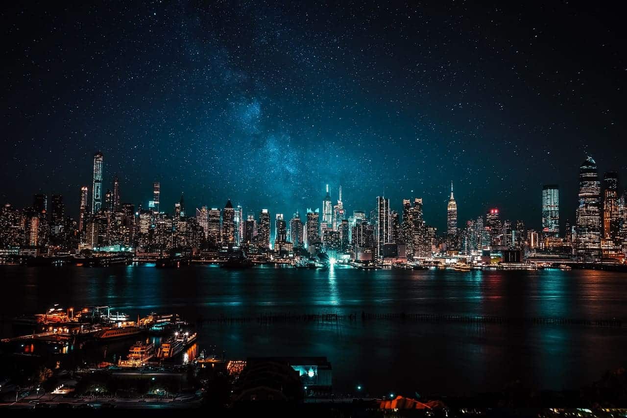 Imagem de uma cidade à noite