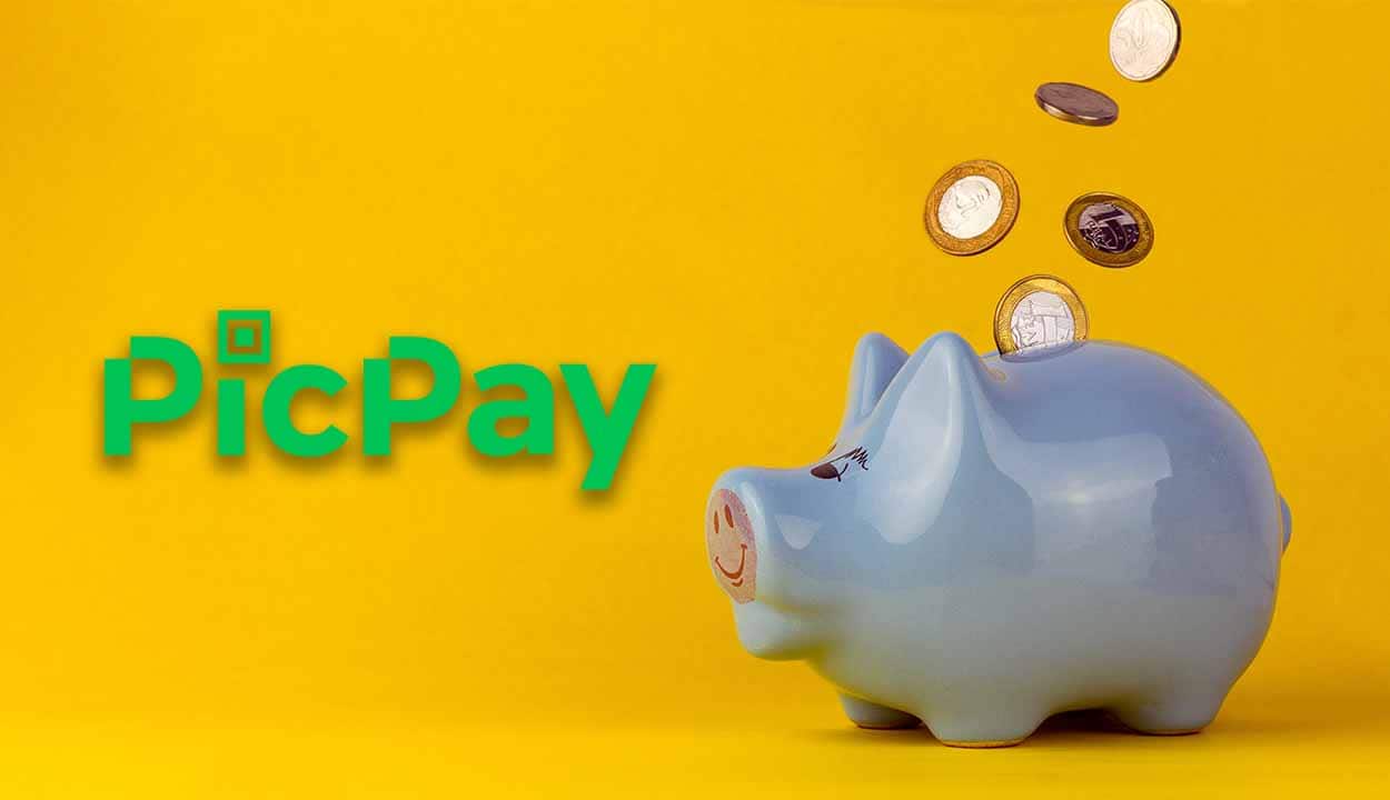 Moedas de um real caindo num cofre cinza em formato de porco, logo do picpay ao fundo