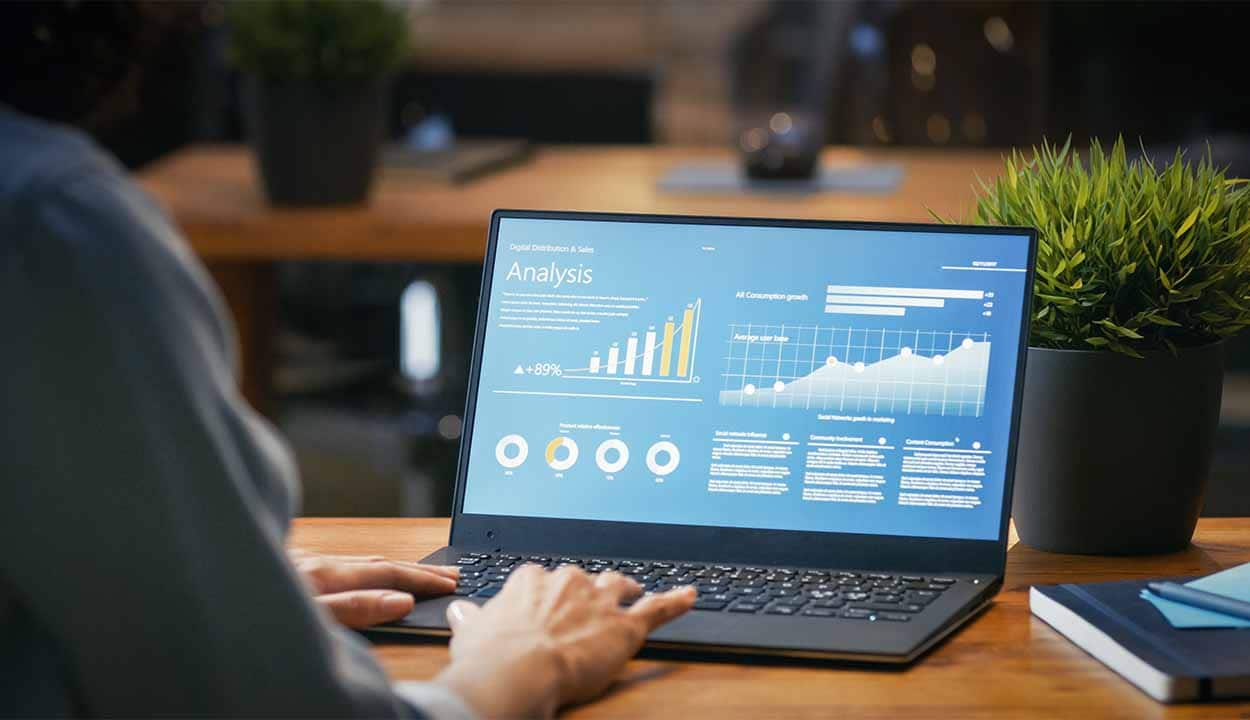 imagem de um computador com um grafico de analise nele