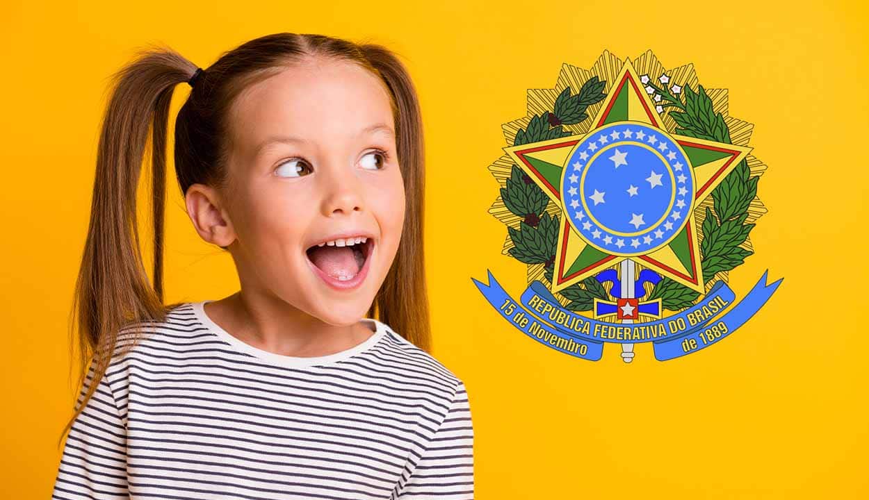 Imagem com fundo amarelo e criança com expressão feliz, olhando para o Brasão da República.