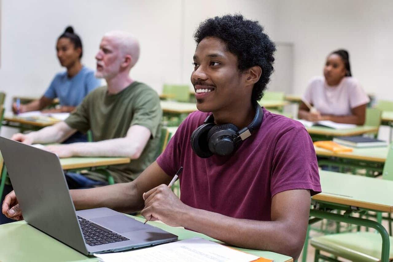 Estudantes universitários de diferentes etnias na sala de aula cursos gratuitos