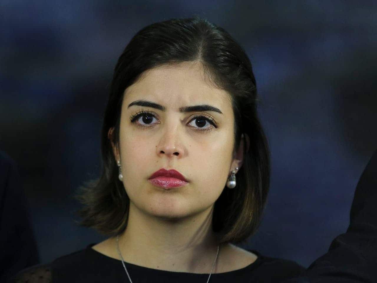imagem da deputada federal Tabata Amaral com expressão séria
