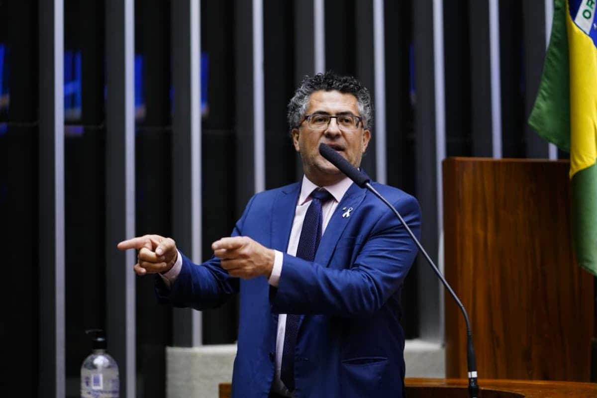 Deputado federal do PT, Alencar Santana, durante discurso na Câmara dos Deputados.