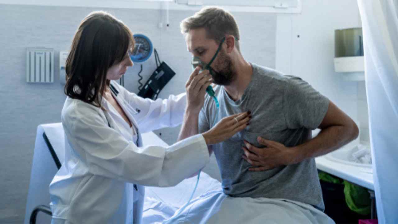 Homem doente com medica cuidando dele
