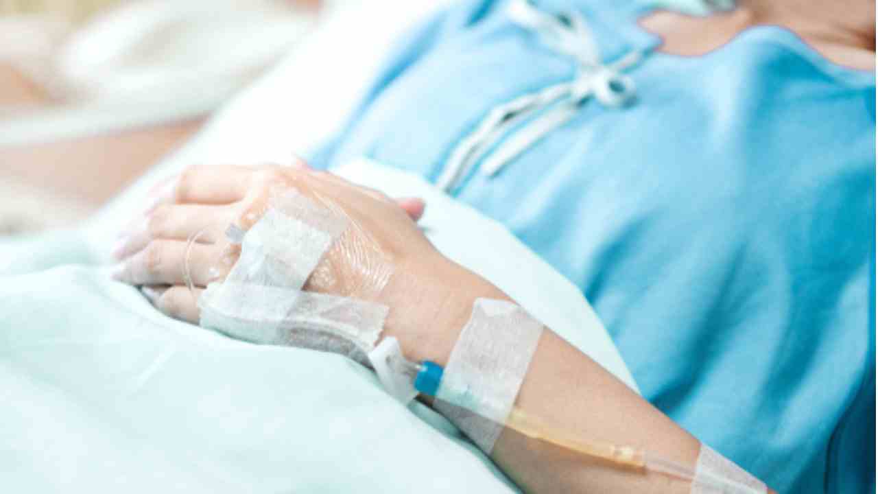 pessoa internada em hospital