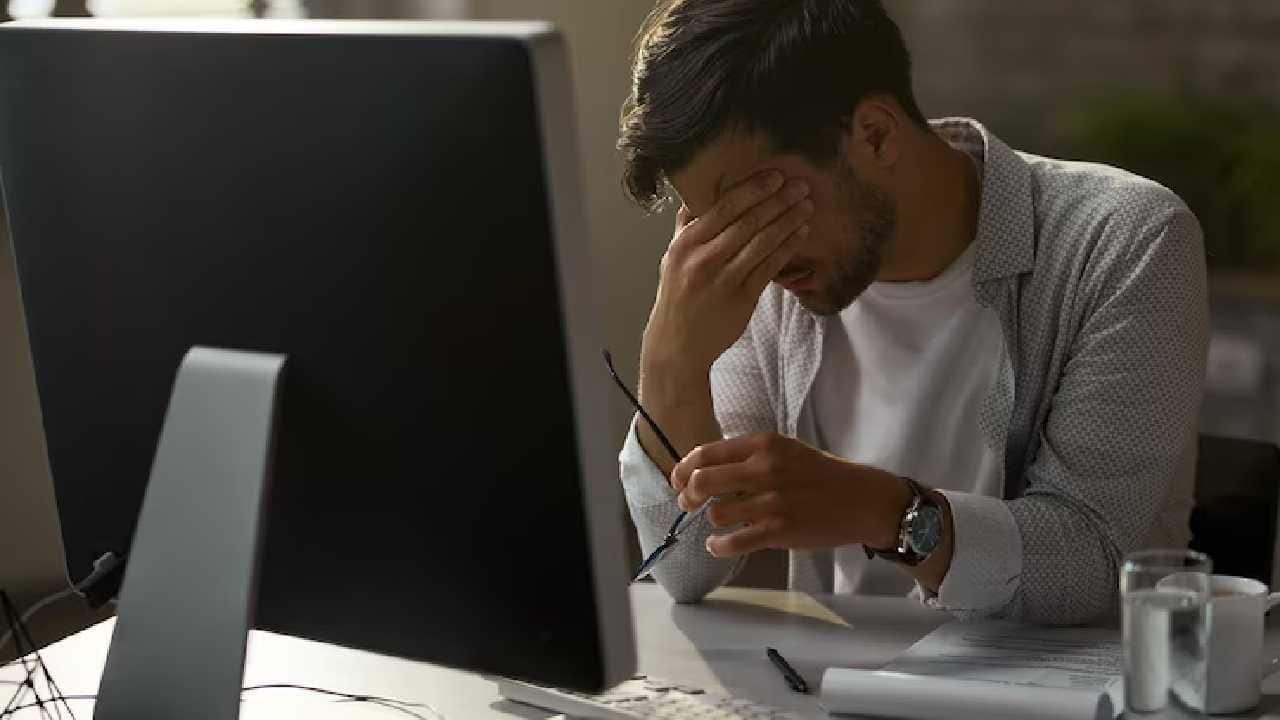 Homem triste e cansado no escritório