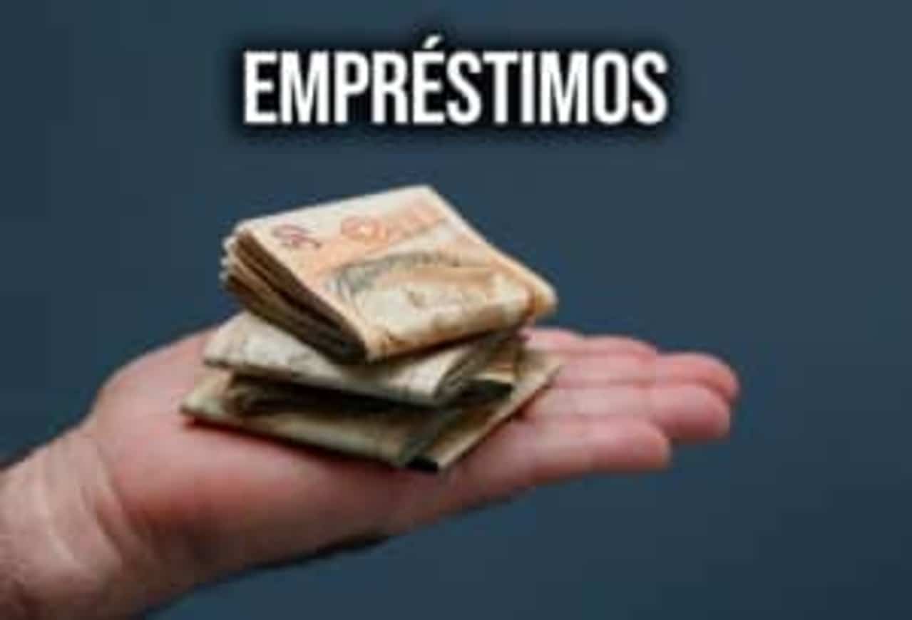 Mão segurando notas de dinheiro