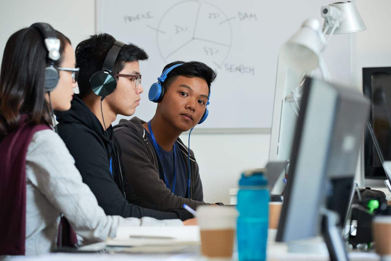 Estudantes universitários em sala de aula