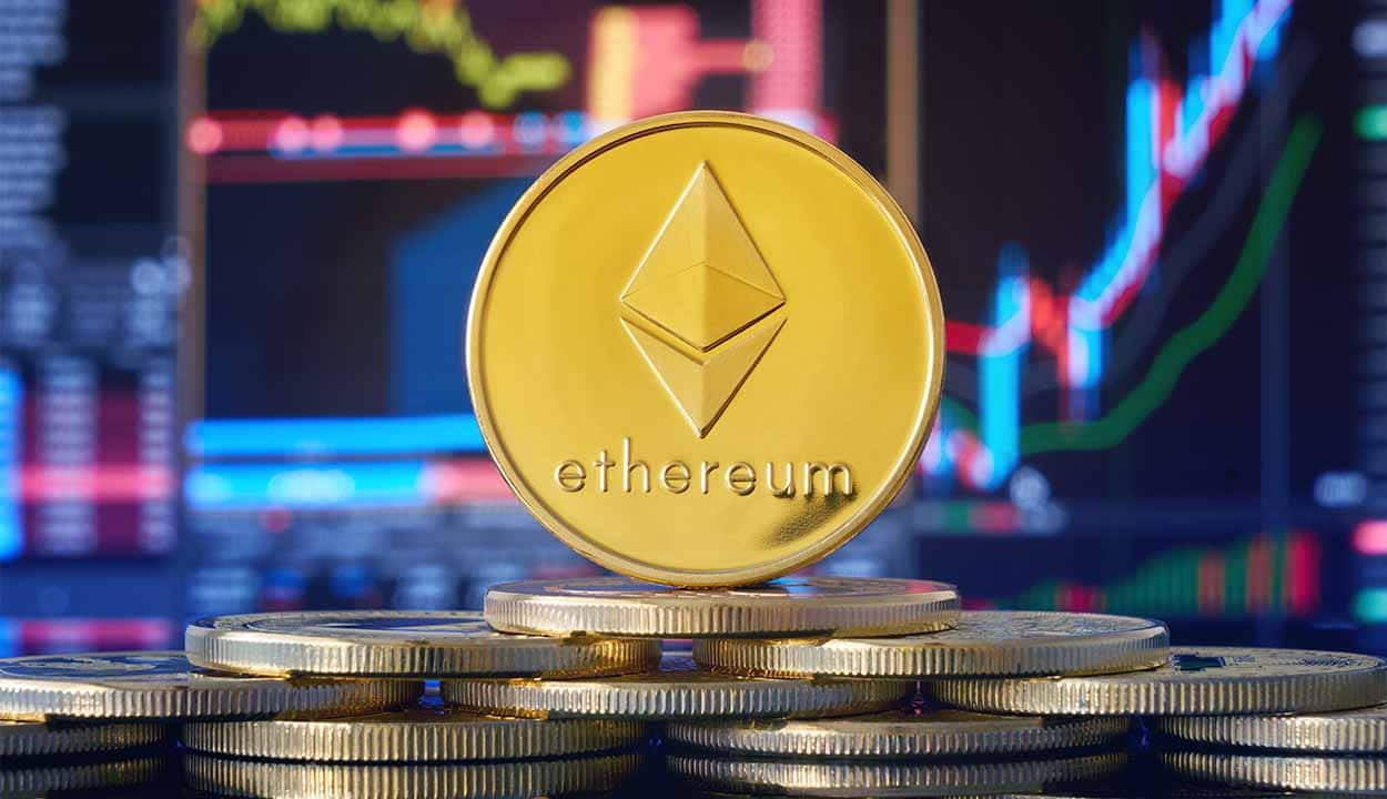Moeda com símbolo da Ethereum em cima de pilha de moedas com gráficos ao fundo