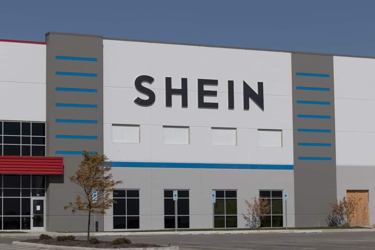 Fachada de um galpão da Shein com letreiro da empresa