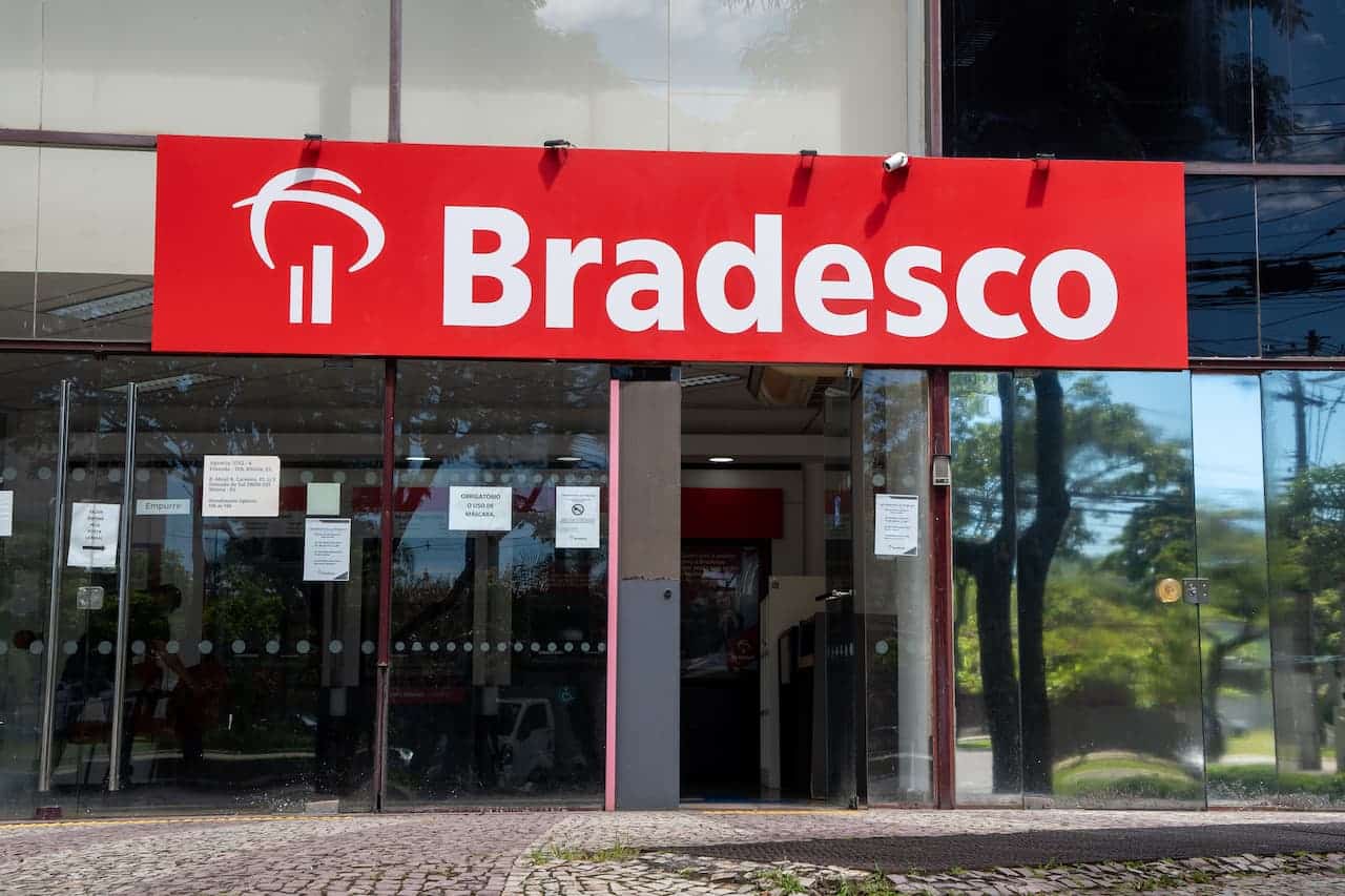 Fachada de uma agência do banco Bradesco