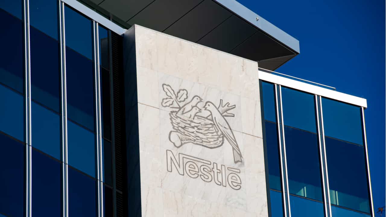 Foto mostrando logo da Nestlé em fachada de um prédio