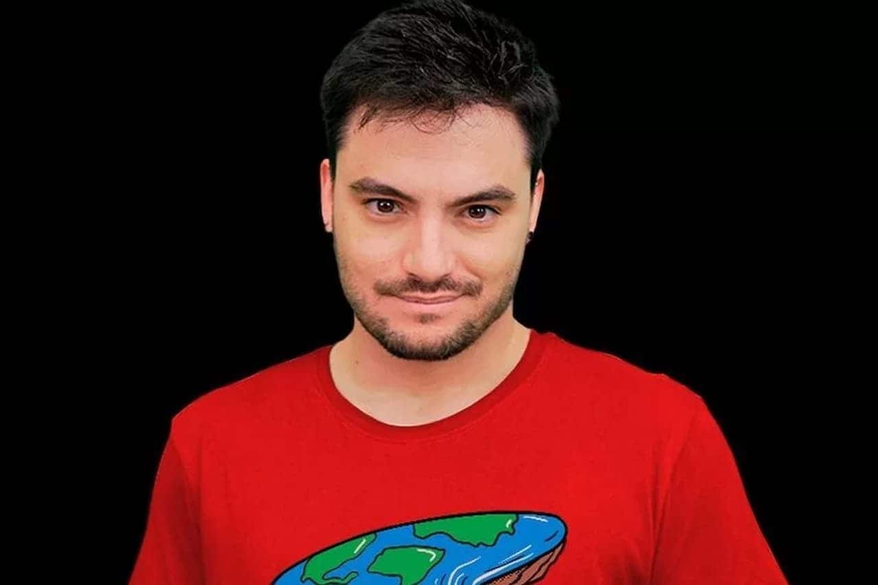 Felipe Neto com camisa estampada