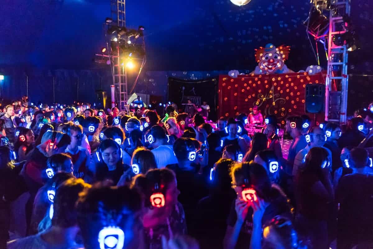 Pessoas de fone em festa silenciosa