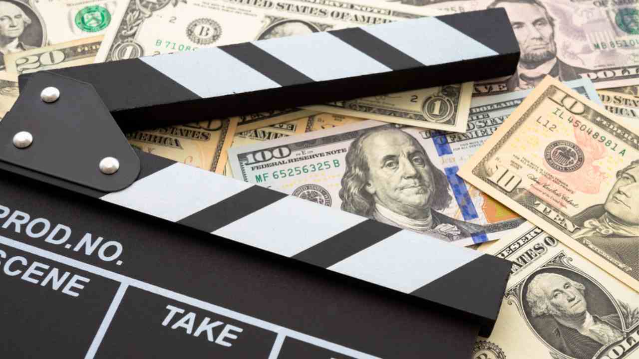 take de filme e doláres atrás