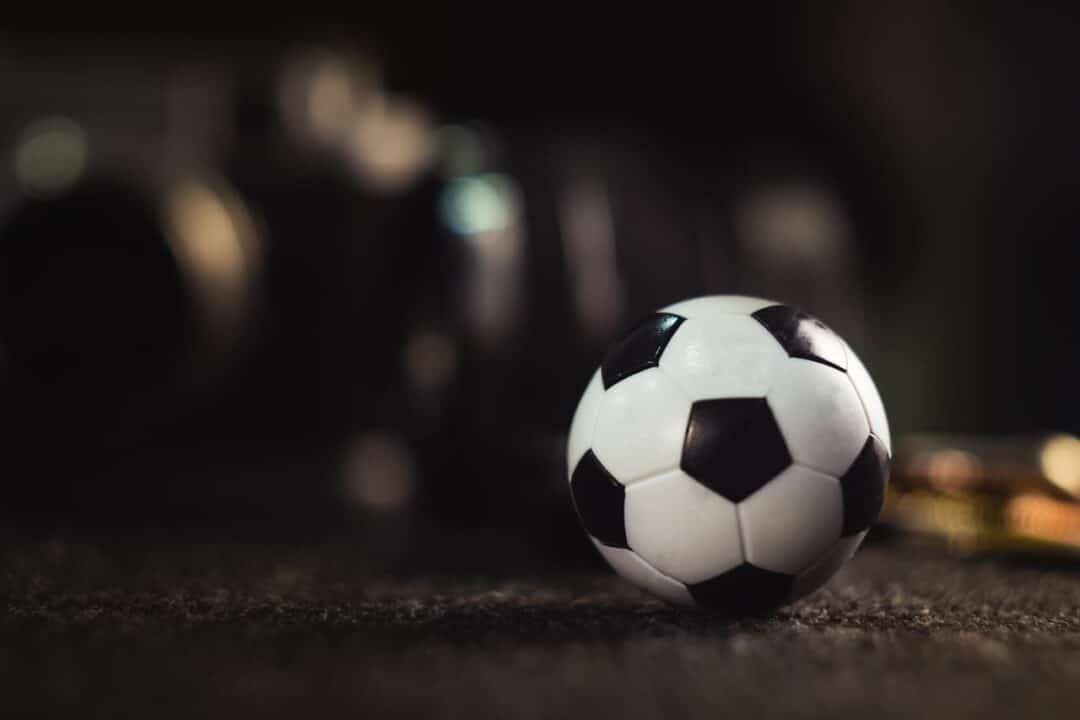 Na imagem há uma miniatura de bola de futebol