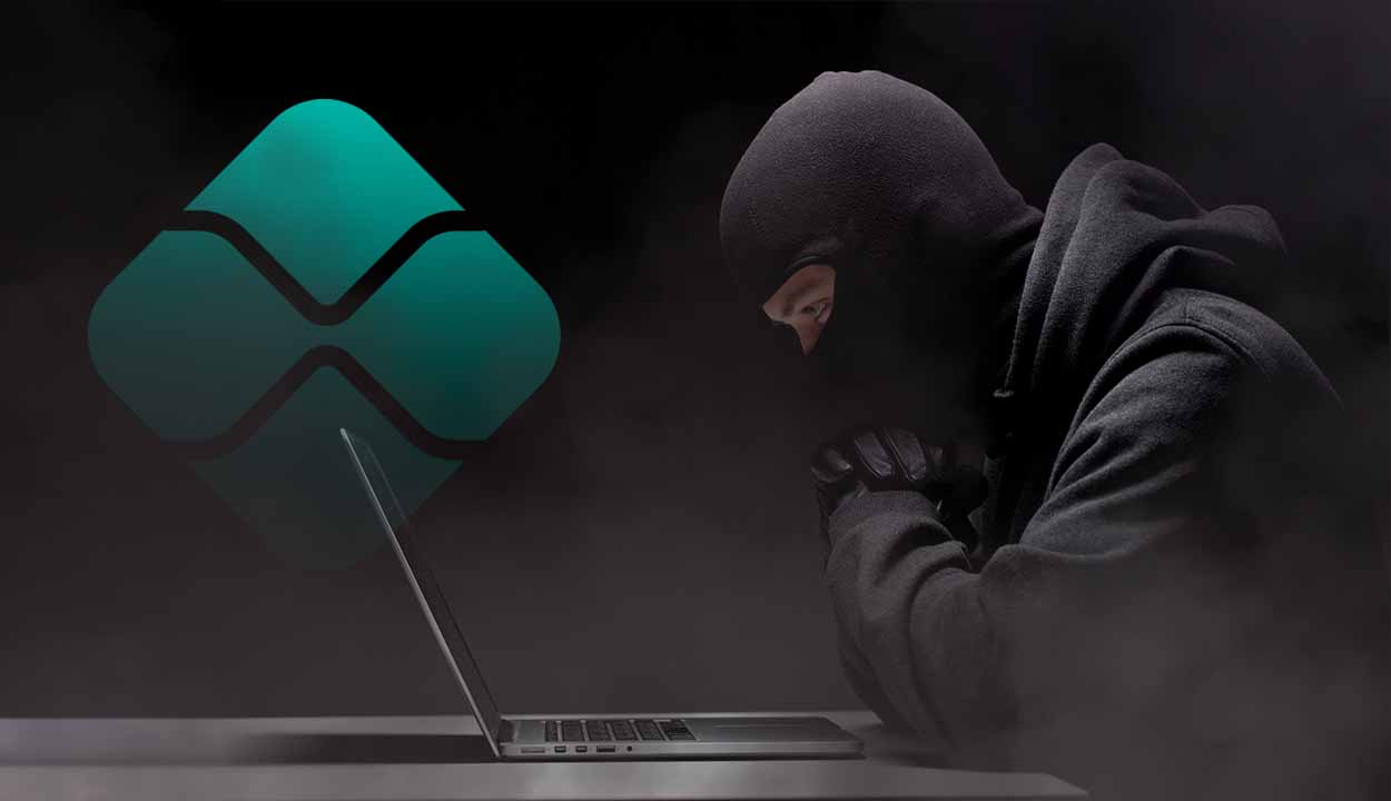 Hacker mexendo no computador