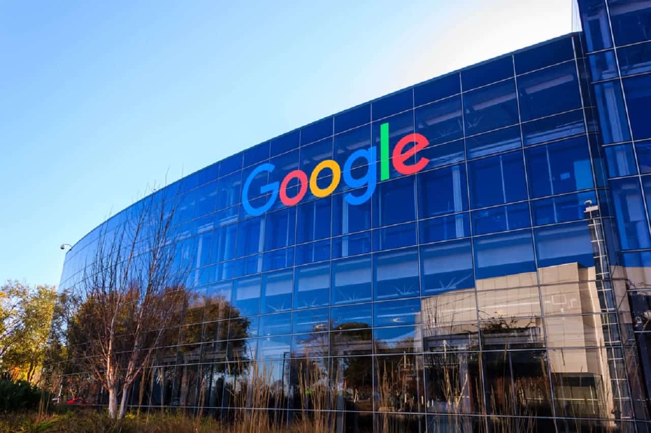 Fachada da sede do Google, durante o dia.