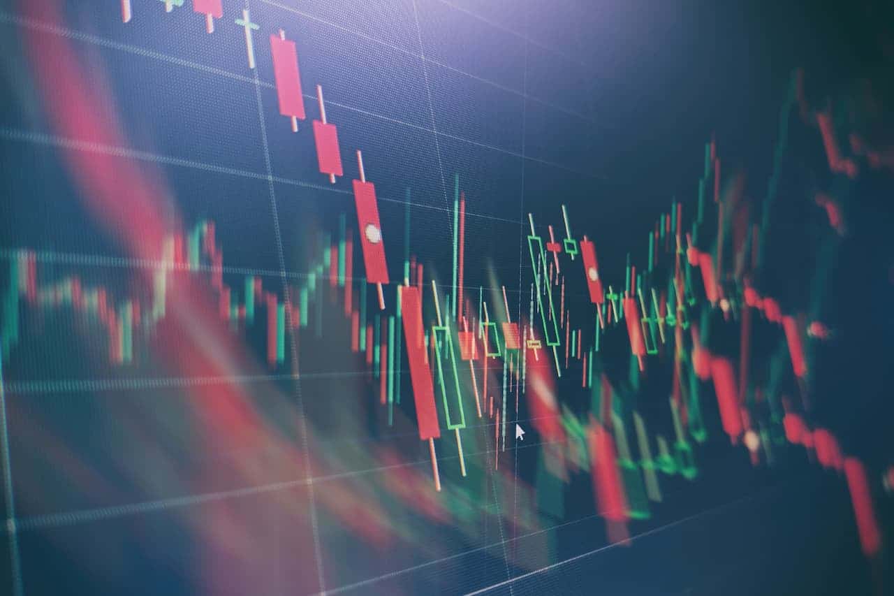 Tela com diversas linhas de gráficos de investimentos
