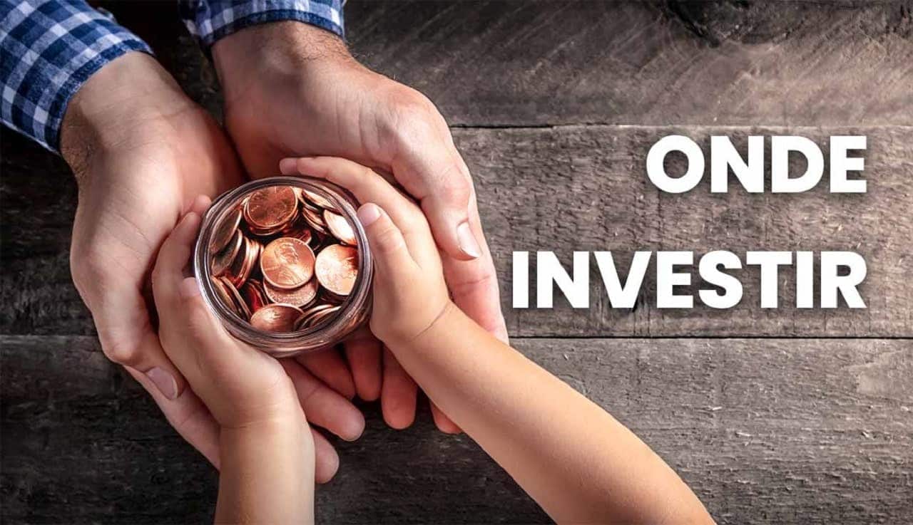 Imagem mostra mãos de uma criança segurando uma embalagem cheia de moedas. As mãos estão em cima de mãos masculinas. Ao lado direito, lê-se "Onde investir".
