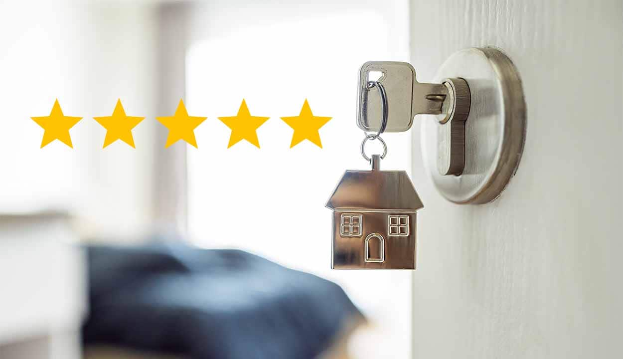 Imagem de uma chave na porta com um chaveiro no formato de casa. Ao lado, várias estrelas. casa própria classe média