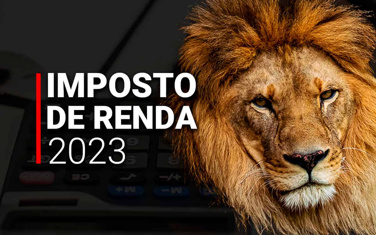 na imagem está um banner do imposto de renda 2023 com fundo escuro e o retrato do rosto de um leão