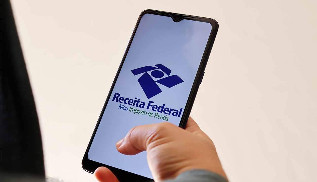Celular aberto no aplicativo do Imposto de Renda