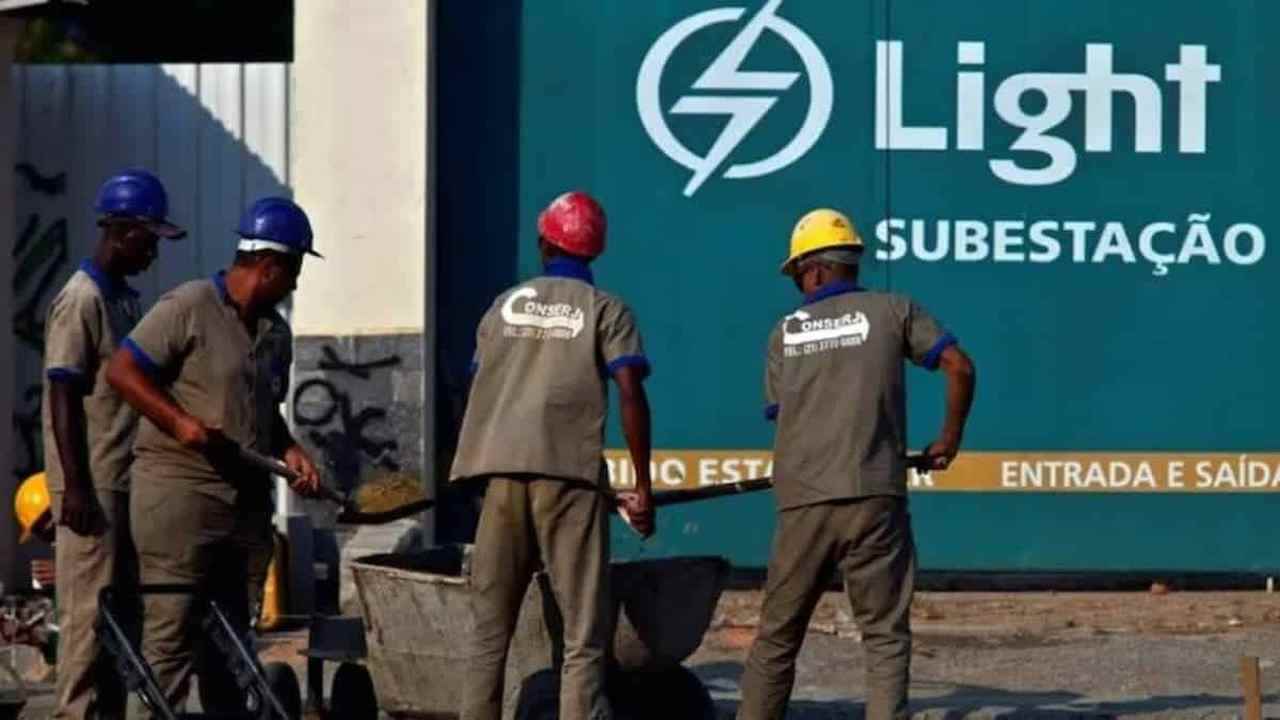 Imagem de funcionários trabalhando na subestação da Light