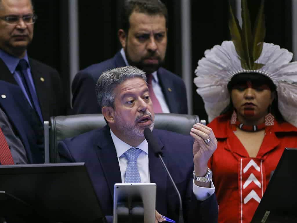 Arthur Lira discursando durante plenário
