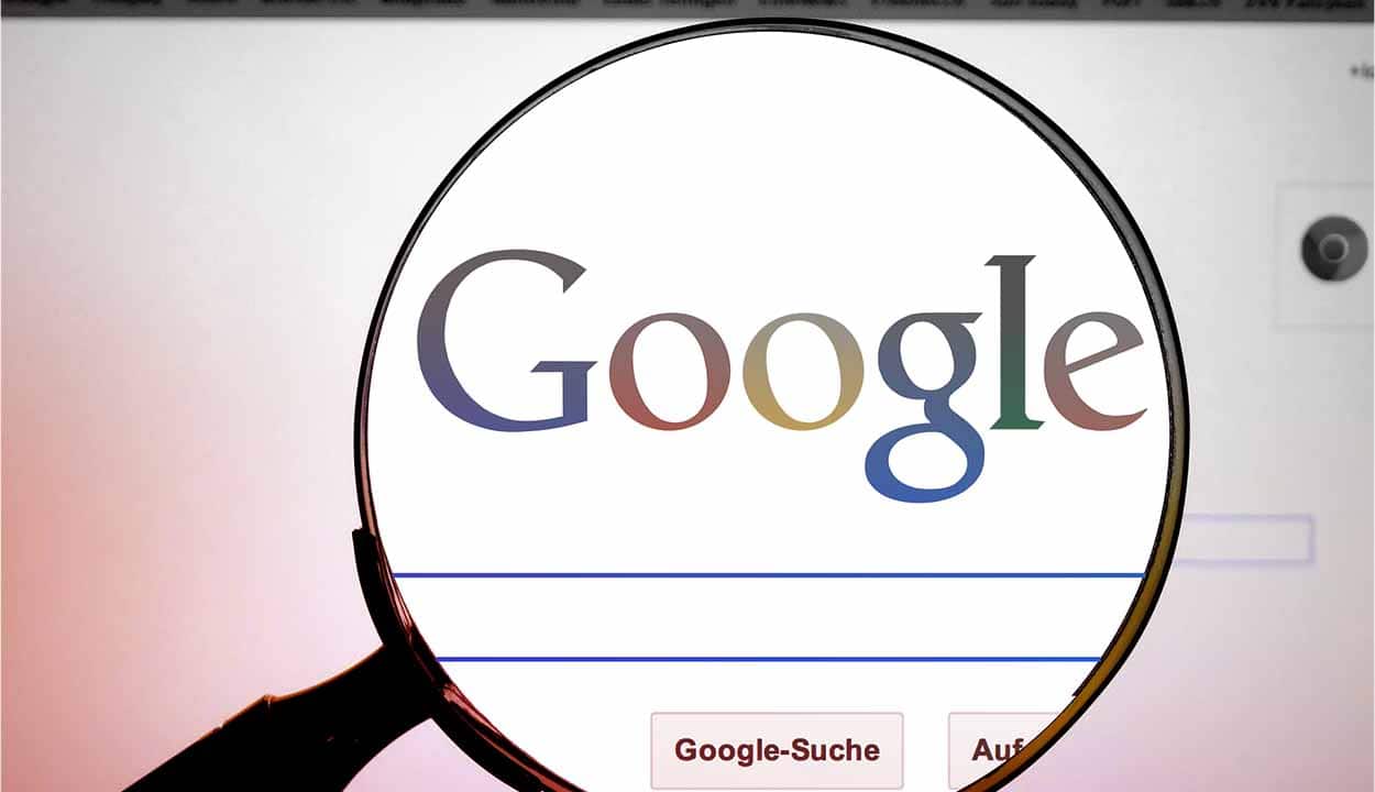 Imagem de uma lupa focada na logo do Google