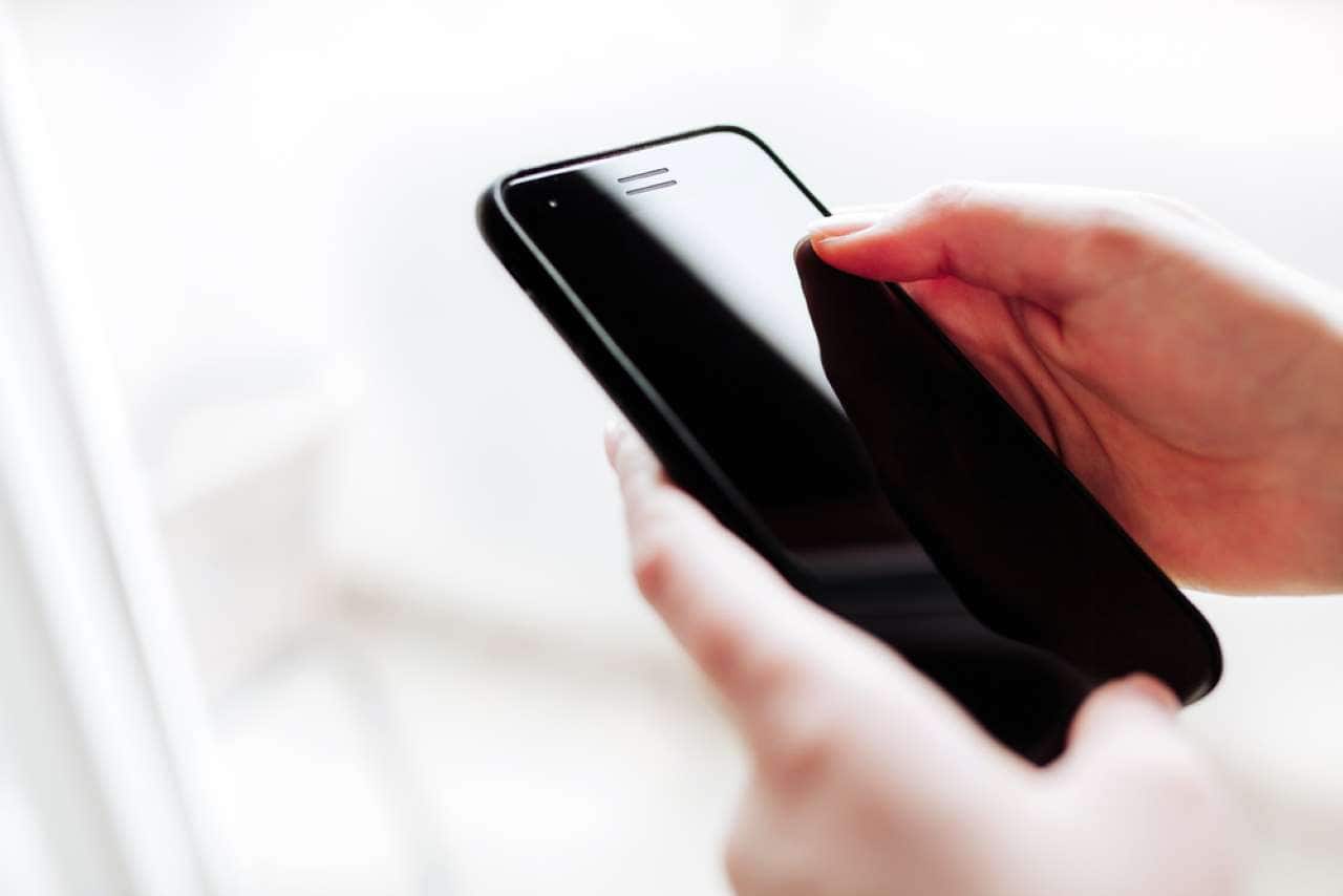 mãos segurando celular