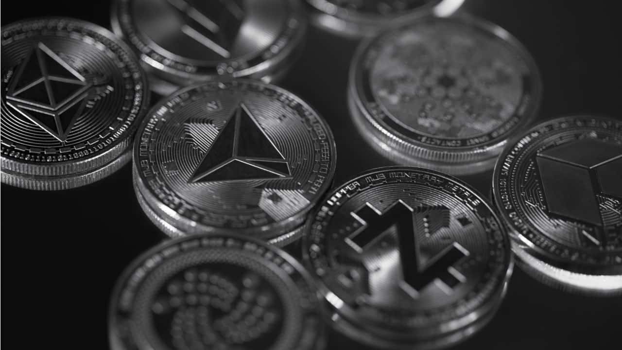 Moedas prateadas com símbolos de altcoins