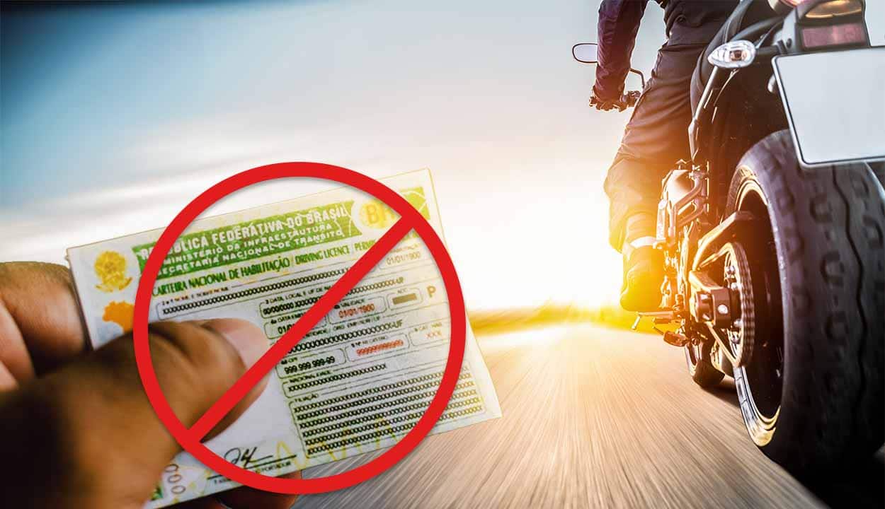 Imagem de uma pessoa andando de moto com uma carteira CNH do lado.