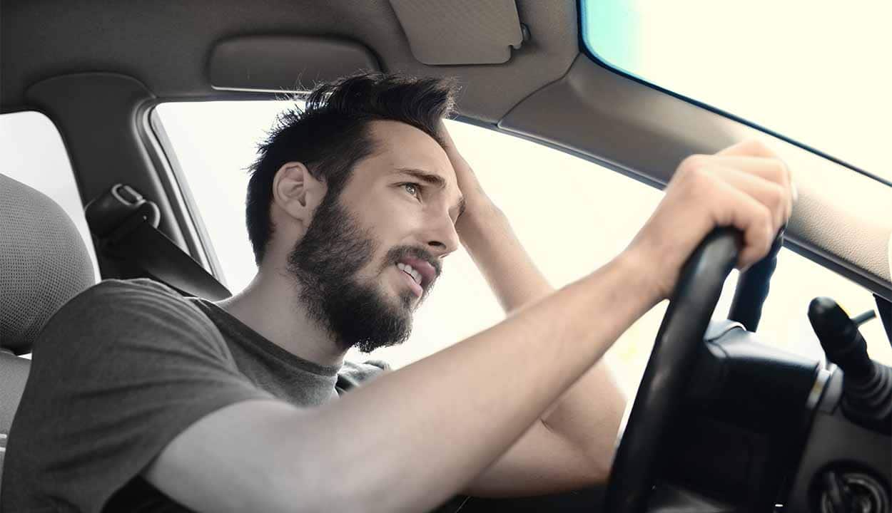 Homem preocupado ao volante