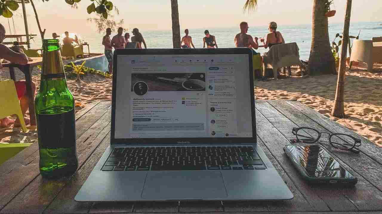 notebook em uma mesa na praia junto