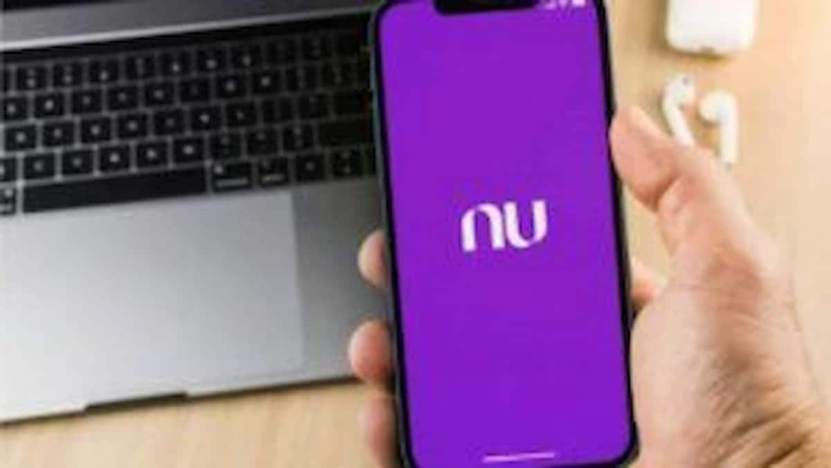 Mão segurando celular com Nubank aberto