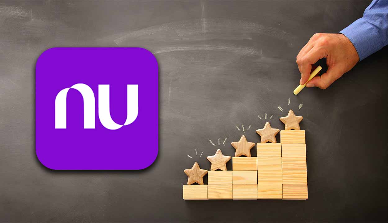 Logo do Nubank ao lado de uma mini pódio com estrelas na parte de cima e uma mão apontando um lápis