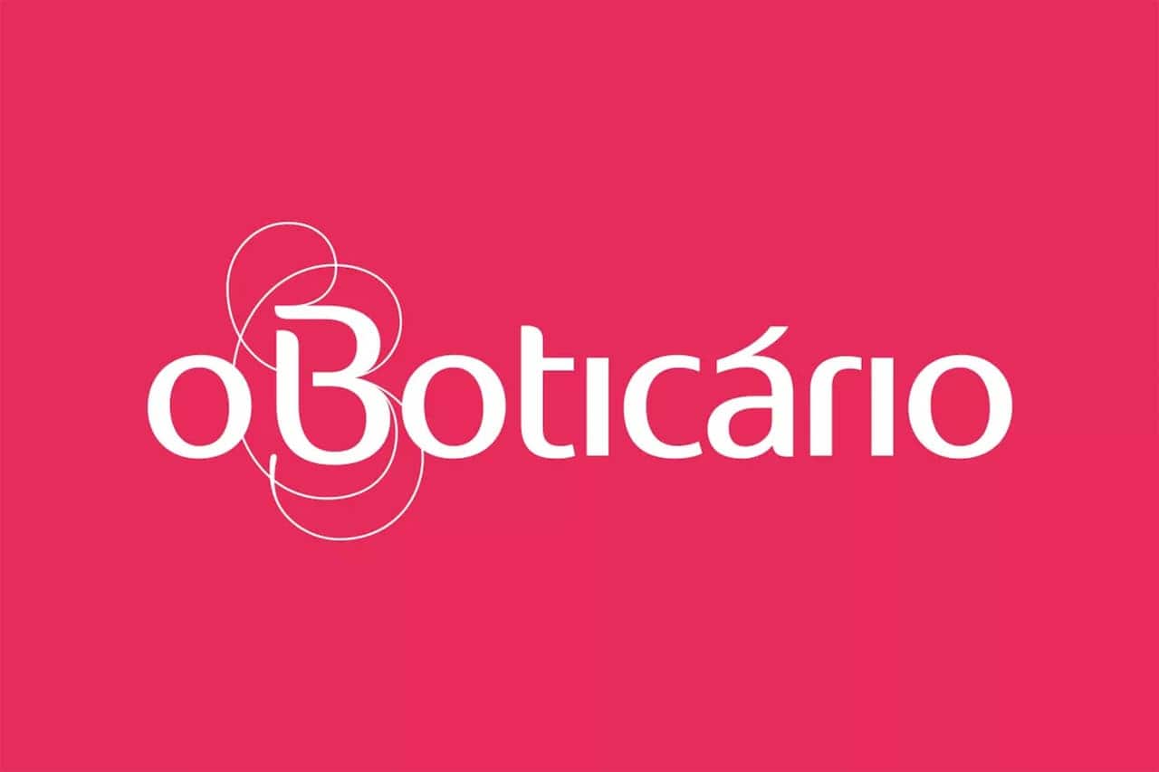 Logo do O Boticário em fundo rosa