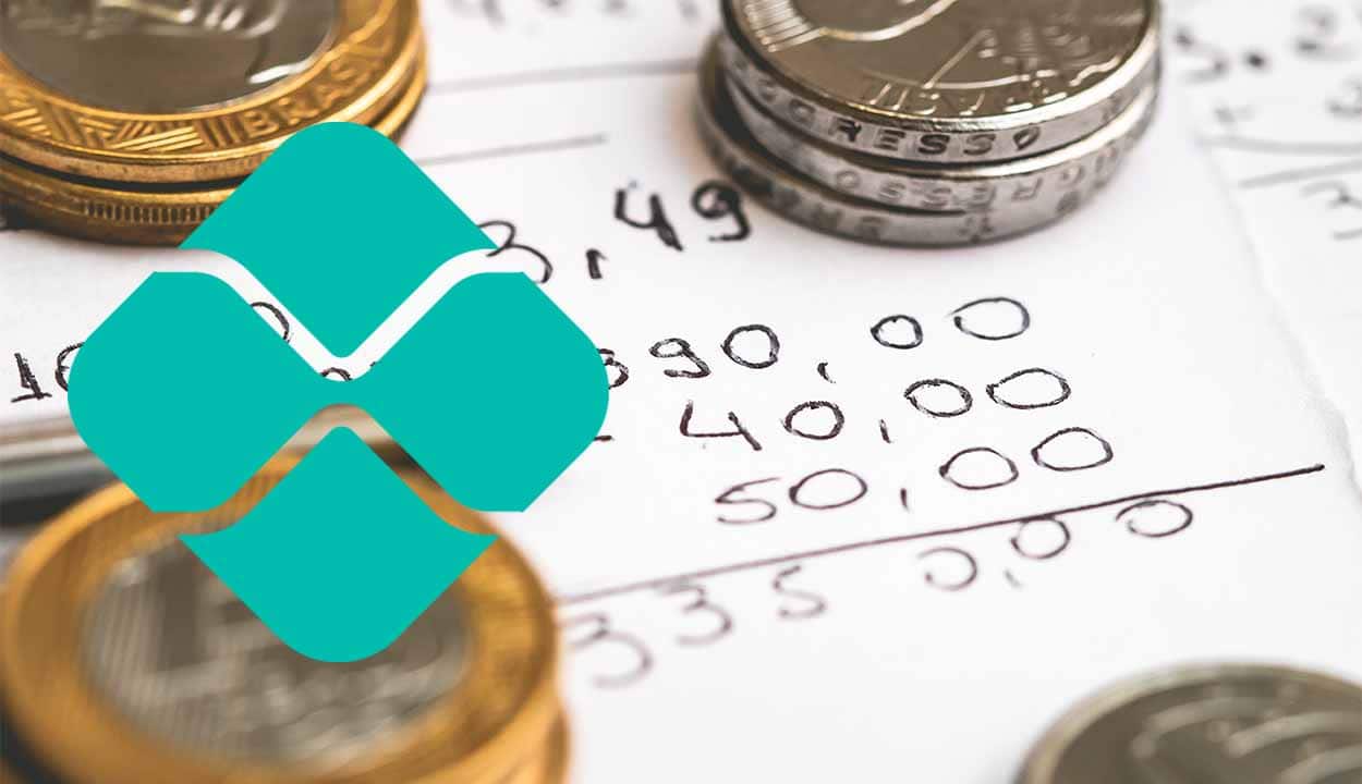 Folha de papel cheia de contas e várias moedas por cima, com a logo do PIX no primeiro plano