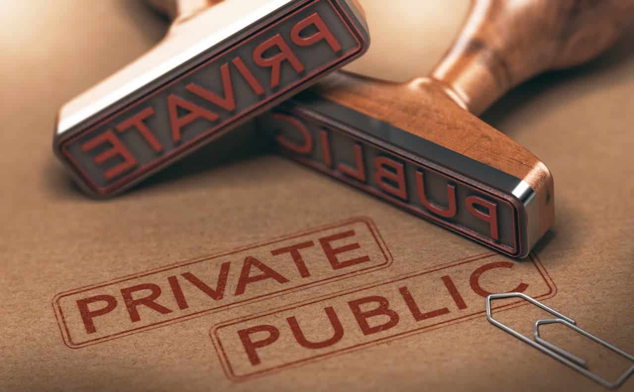 Dois carimbos escrito Privado e Público sobrepostos em folha marrom