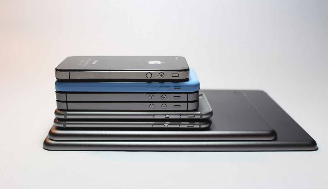 Pilha de ipads e celulares da Apple
