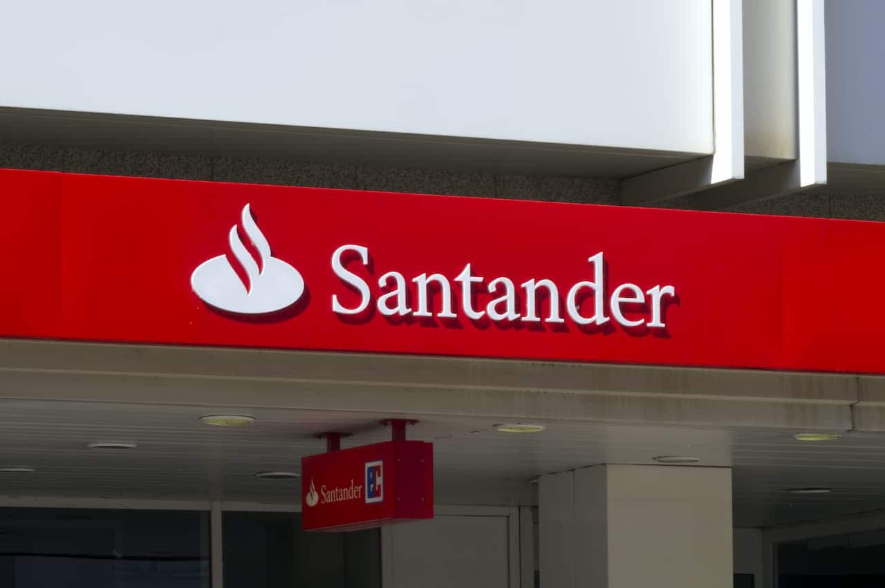 Fachada de uma agência do Santander