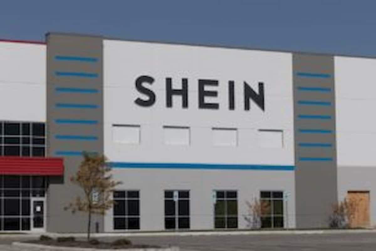Fachada de um galpão da Shein com letreiro da empresa