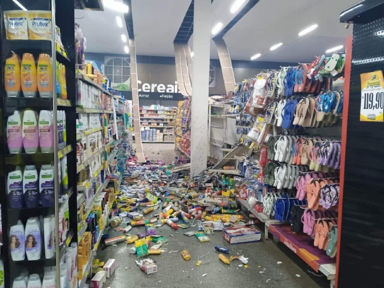 prateleiras do supermercado rondonópolis com várias embalagens de produtos caídas no chão após a explosão ocorrida. As prateleiras permanecem de pé
