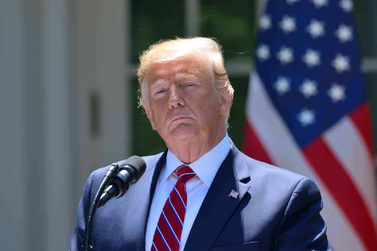 Imagem de Donald Trump encarando justiça algo enquanto está em um palanque. suprema corte