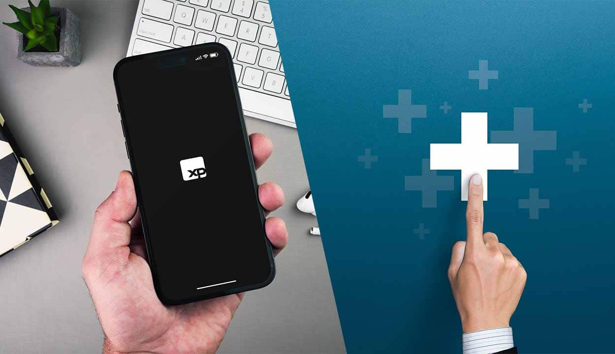 Montagem de duas imagens. Do lado esquerdo, uma pessoa segurando um celular com a logo da XP na tela. Do lado direito, uma mão clicando em um sinal de mais sobre um fundo verde