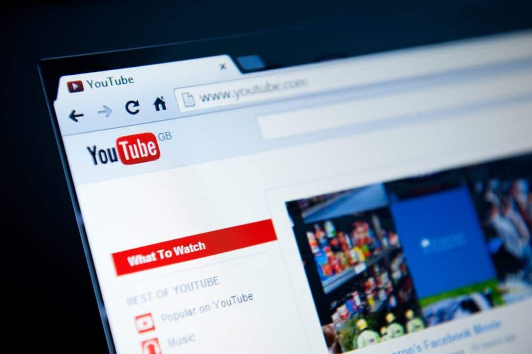 imagem mostra tela de computador com a página inicial do youtube.