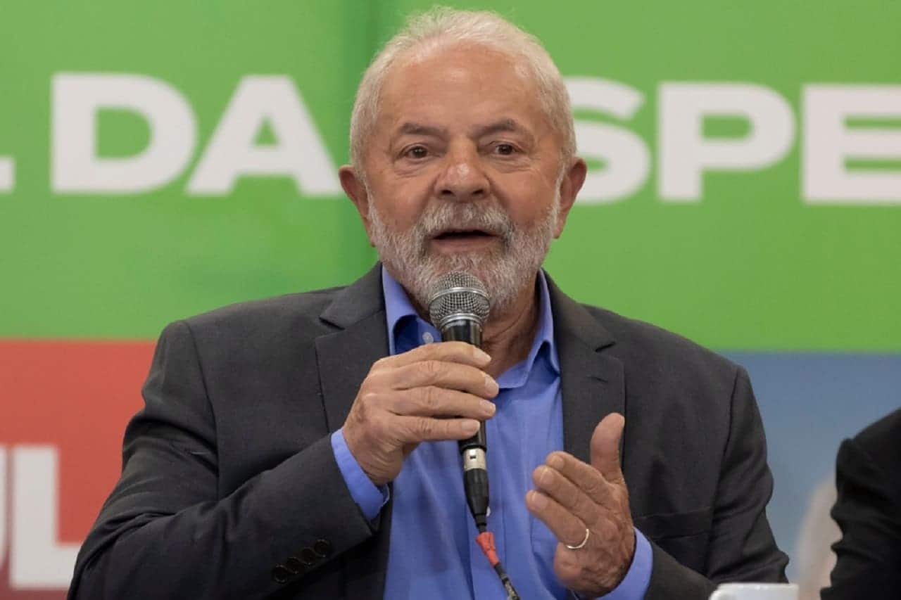 Imagem do presidente Luís Inácio Lula da Silva discursando com microfone durante evento político