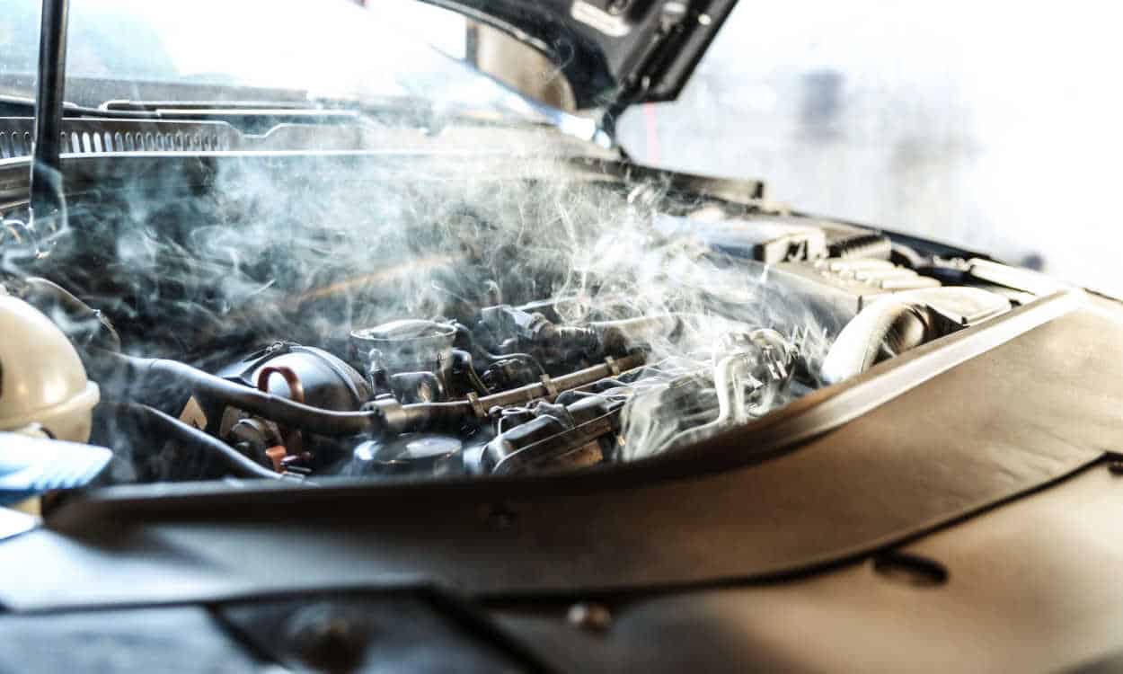 Fumaça sainda do motor de um carro